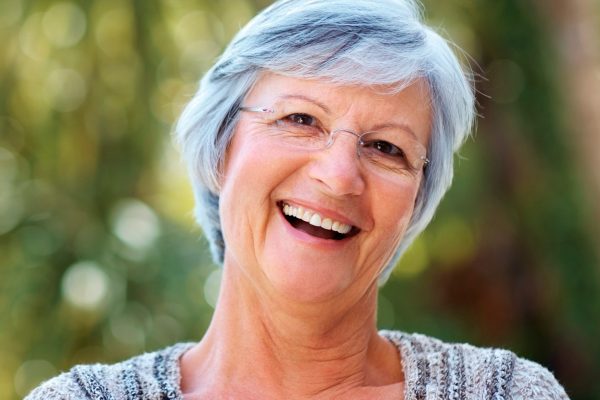 Implantes dentales devuelven sonrisas